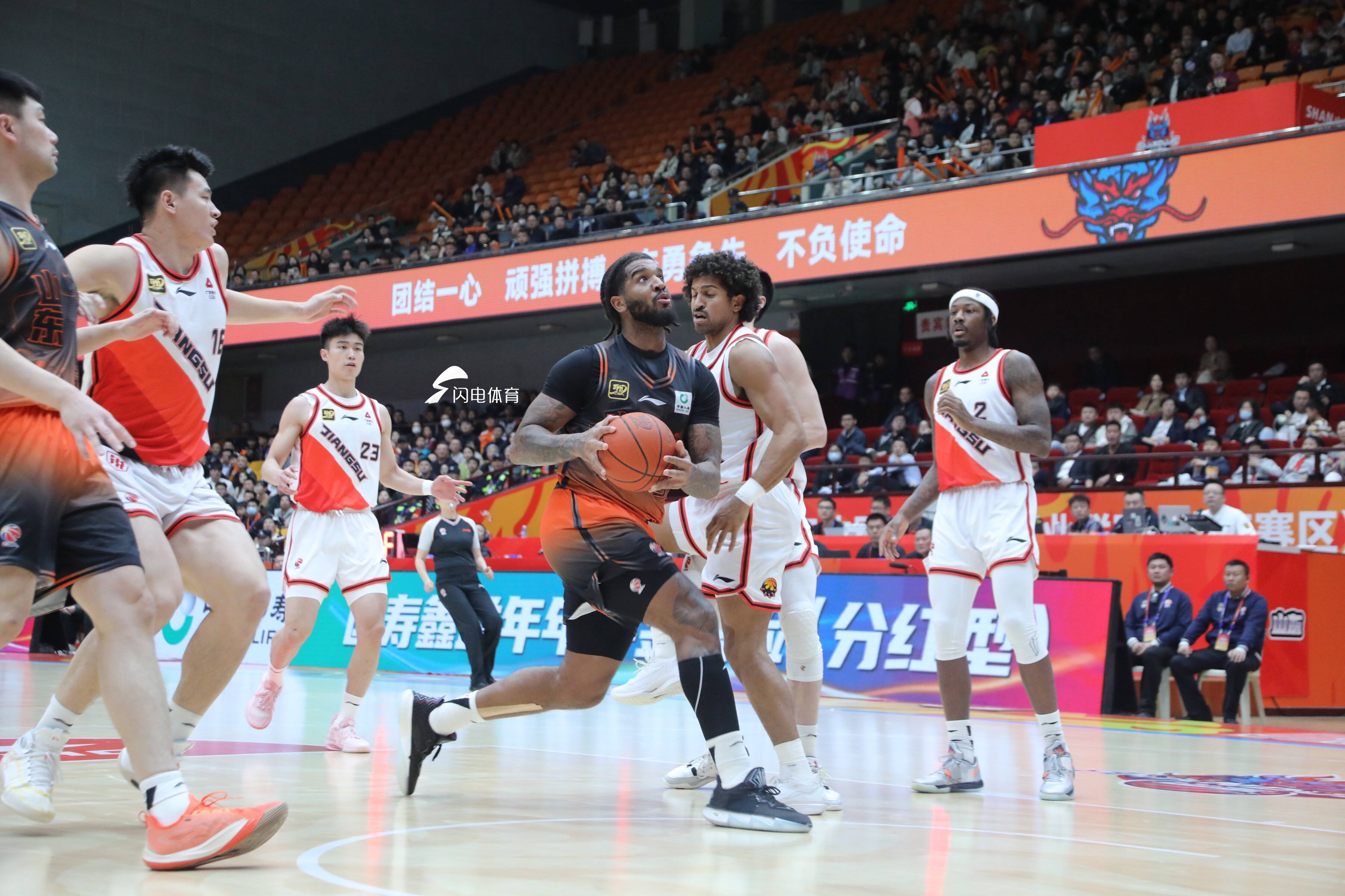 山东男篮客场赢球，积分榜上升至第四位的简单介绍