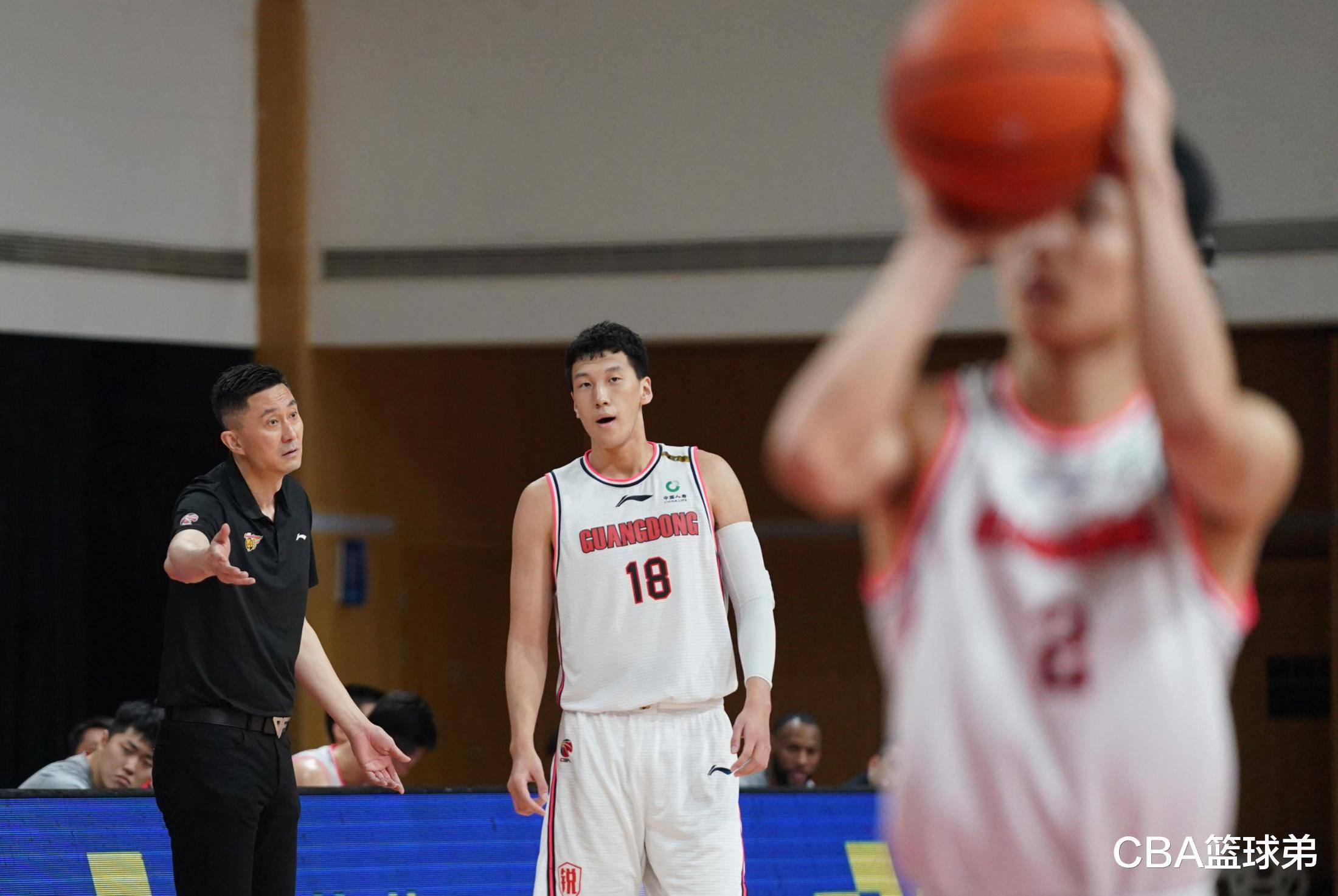 关于篮球队伍换帅临时教练上任训练态度严谨的信息